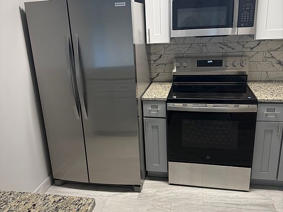 2nd image of 842B Putnam Blvd #842