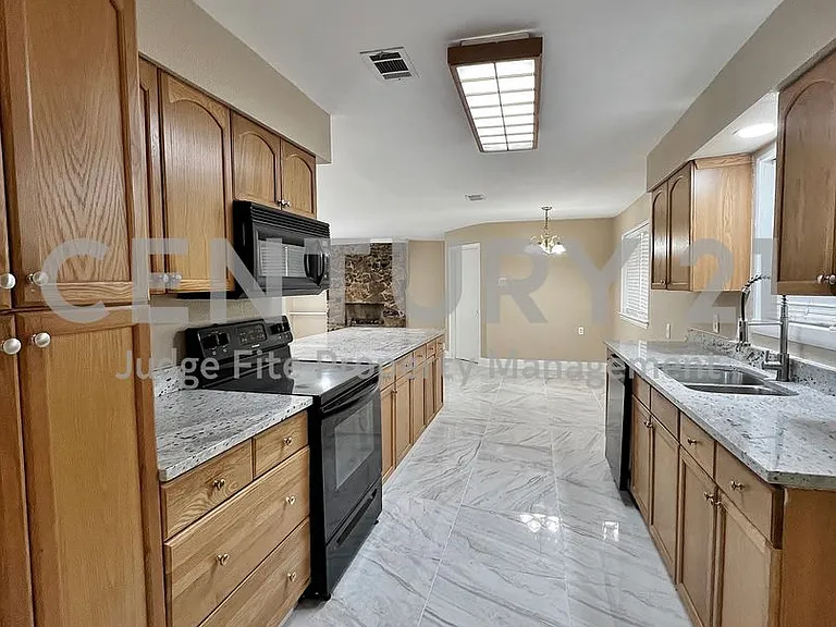 1914 W Northgate Dr — Photo 6