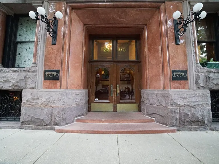 2800 N Pine Grove Ave #8I — Photo 1