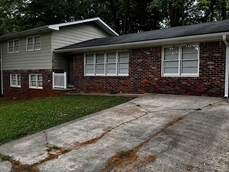 1015 Casa Dr — Photo 2