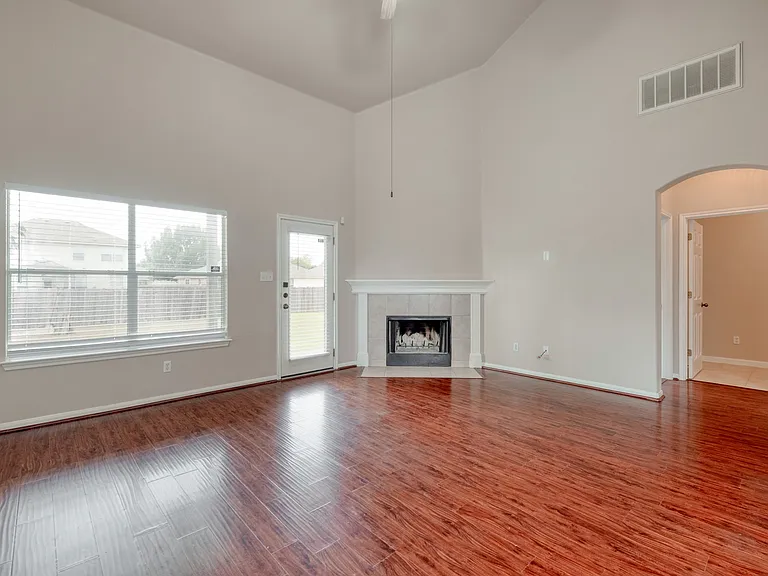 211 Hanstrom Dr — Photo 6