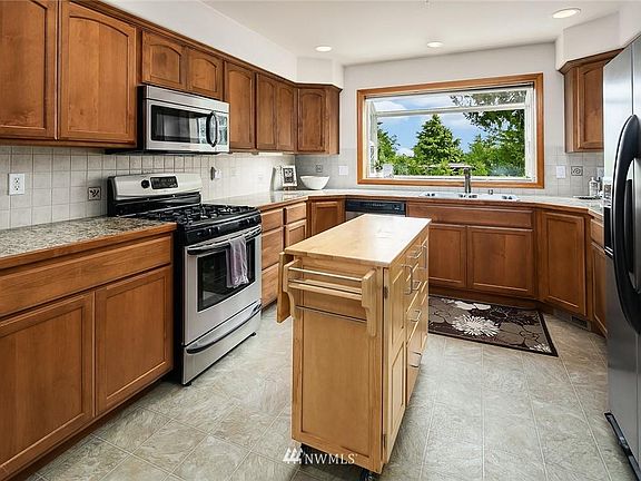5th image of 930 N 198th St