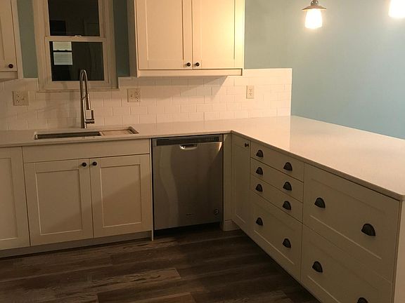 5th image of 561 Bellaire Dr