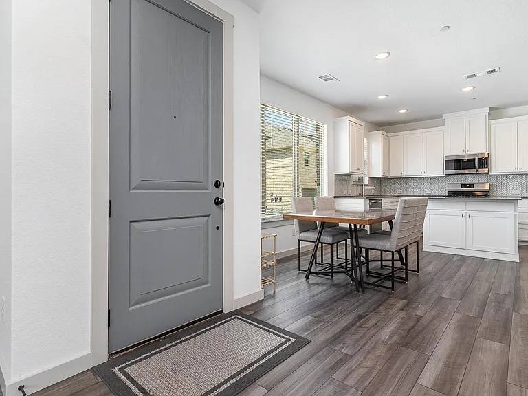 681 Claire Ln — Photo 8
