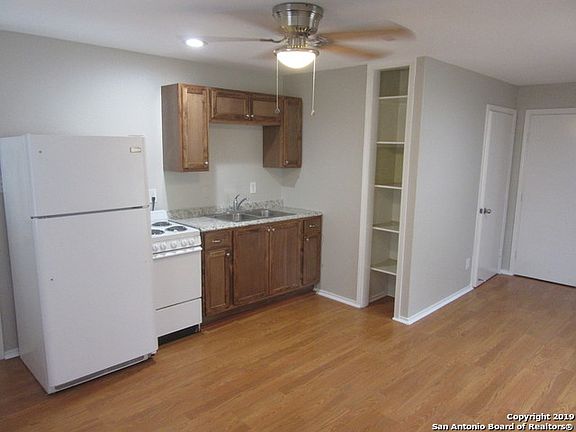 4th image of 902 W Kings Hwy APT 3