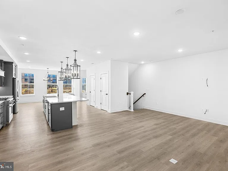 118 Locke Mews #B — Photo 12