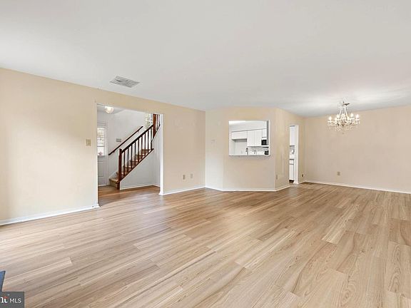 5th image of 301 Oliphant Ln