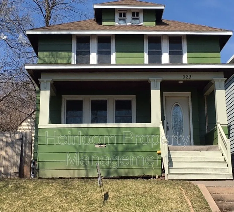 4 bed, 2.0 bath, 1712 sqft, $2,000 — Photo 1