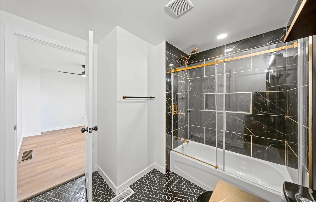 3 bed, 1978 sqft, $3,800 — Photo 3