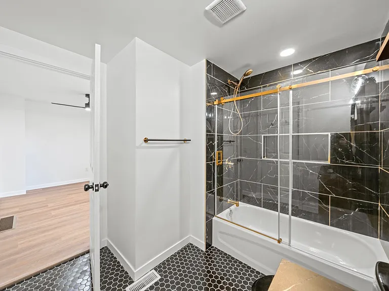 2276 W 41st St — Photo 3