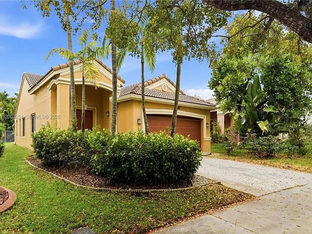 1004 Golden Cane Dr — Photo 2