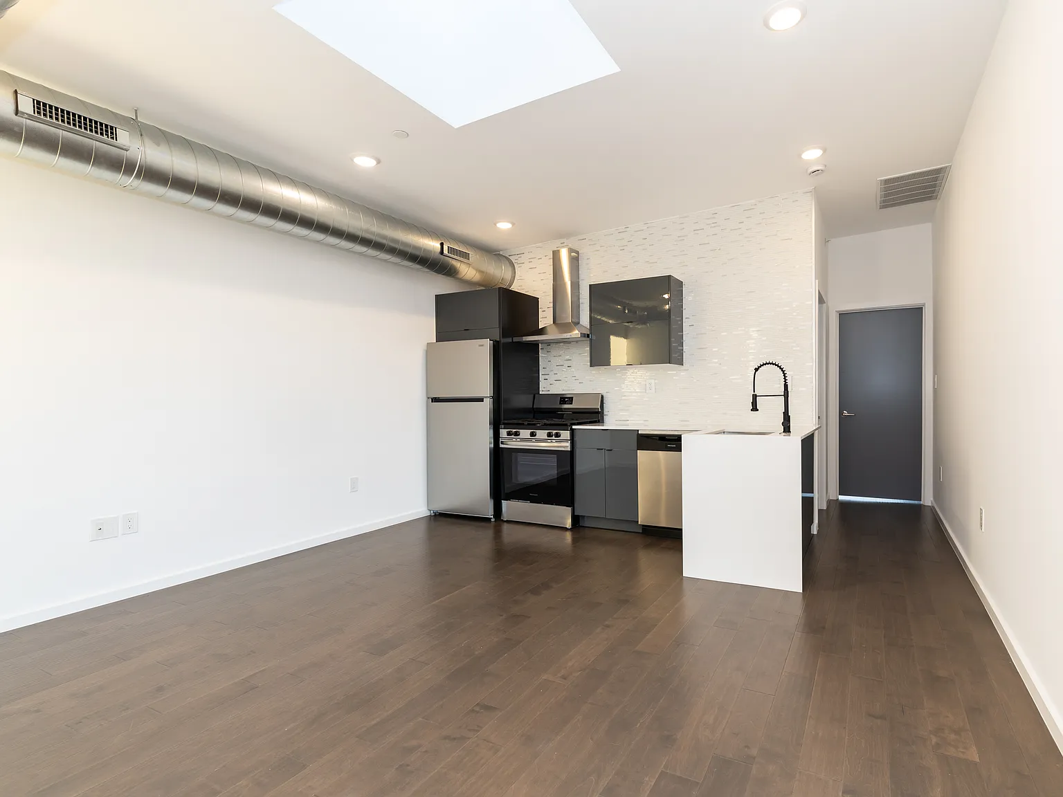 2 bed, 1000 sqft, $1,795 — Photo 2
