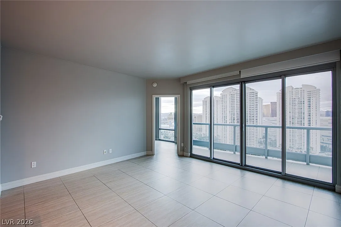 Turnberry Towers — Photo 4