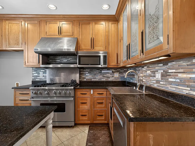 257 Kennedy Blvd — Photo 15