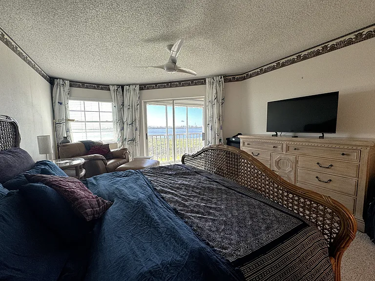 1155 Edgewater Cir — Photo 23