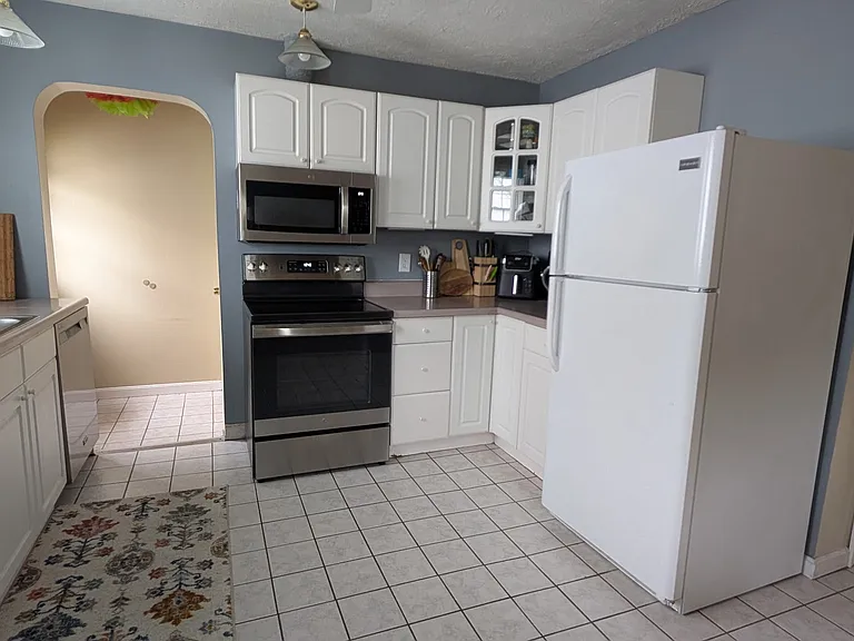 16 Evans Ave — Photo 4