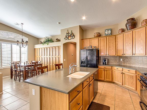 4th image of 2246 E County Down Dr