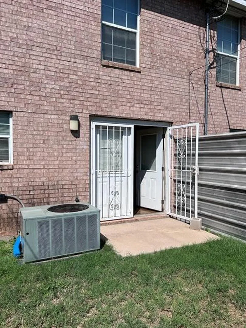 3 Bed, 1.5 Bath Townhouse — Photo 3