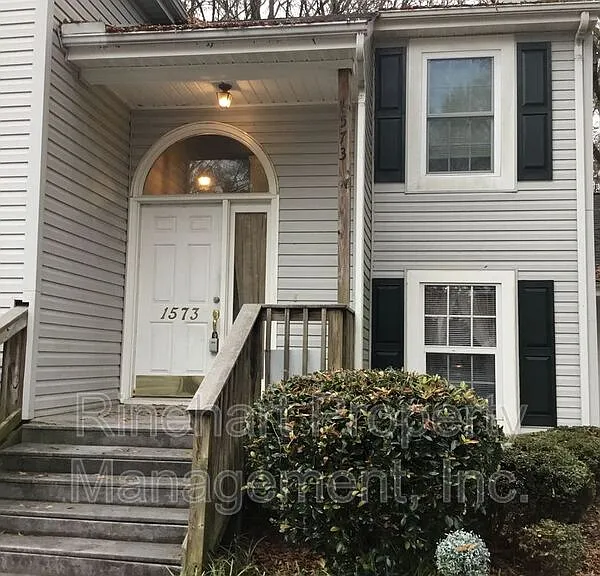 1573 Hunt Club Ct — Photo 2