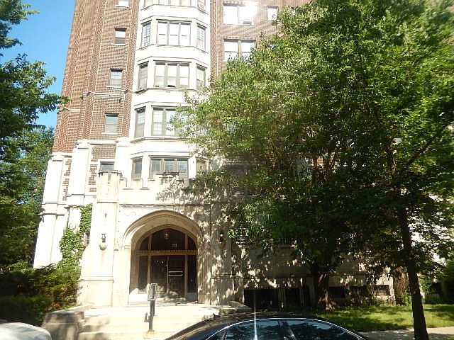 1st image of 6901 S Oglesby Ave APT 11D