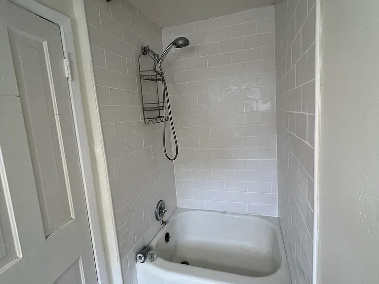 621 W 4th St #A — Photo 4