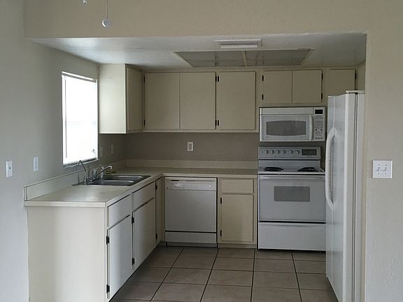 4th image of 501 NW Juanita Ct