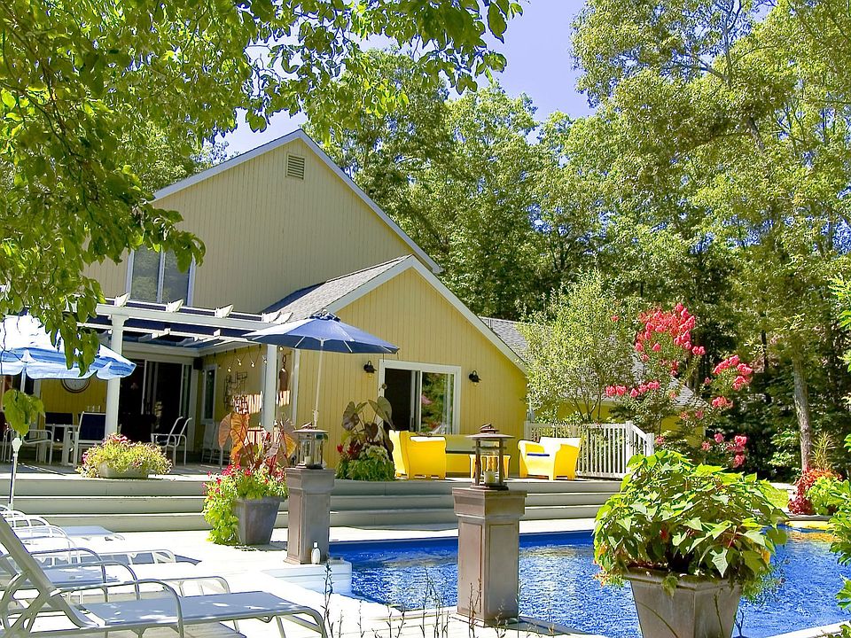 Back of house   pool