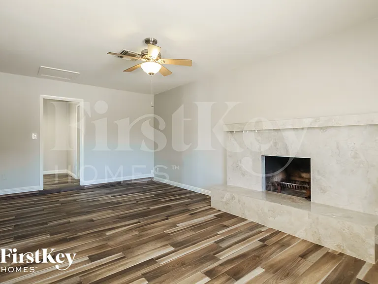 1812 W Morten Ave — Photo 2