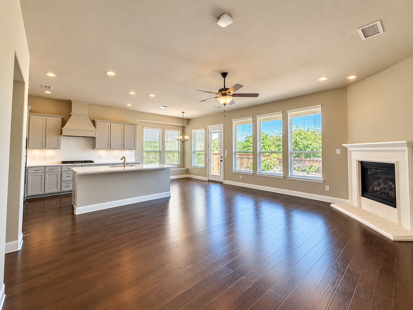 4 bed, 3.5 bath, 3055 sqft, $3,500 — Photo 3