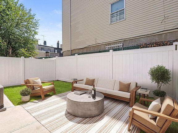 4th image of 1001 Summit Ave #1