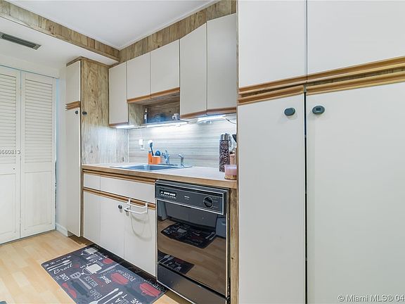 4th image of 4400 Hillcrest Dr APT 106A