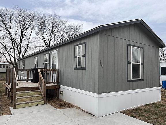 3rd image of 1440 W Plum St #122