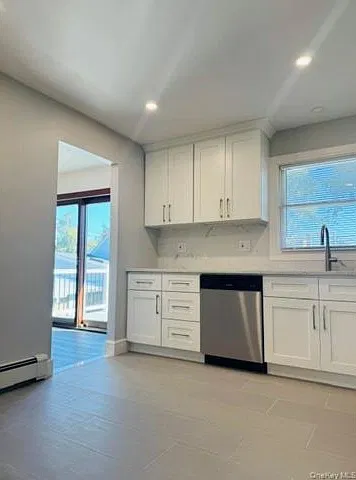 3 bed, 1.0 bath, 1300 sqft, $3,600 — Photo 2