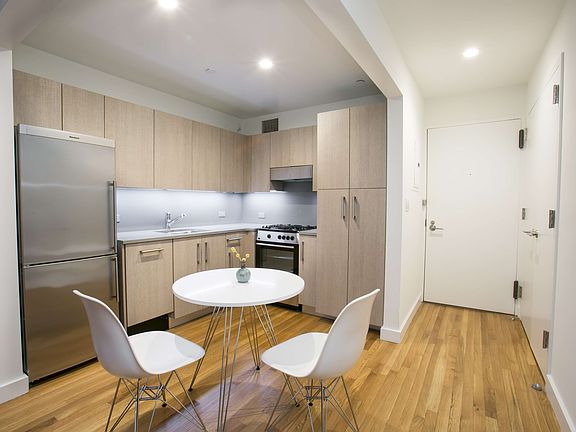4th image of 101 W 15th St APT 221
