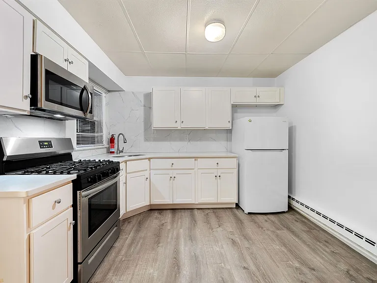40 W 52nd St #1F — Photo 4