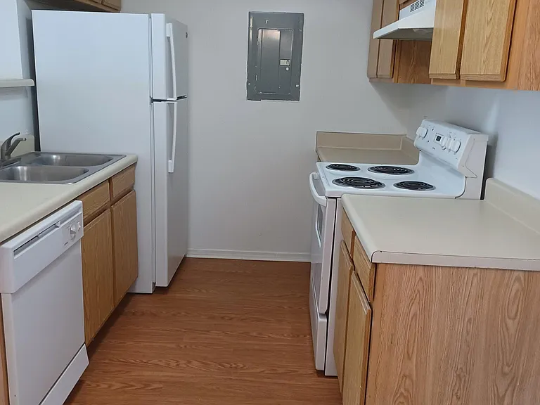 551 Wilson St — Photo 2
