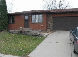 911 S Holiday Dr, Waunakee, WI 53597