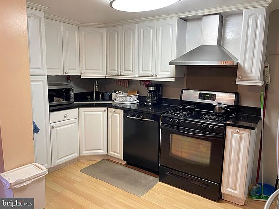 4th image of 2726 S Darien St