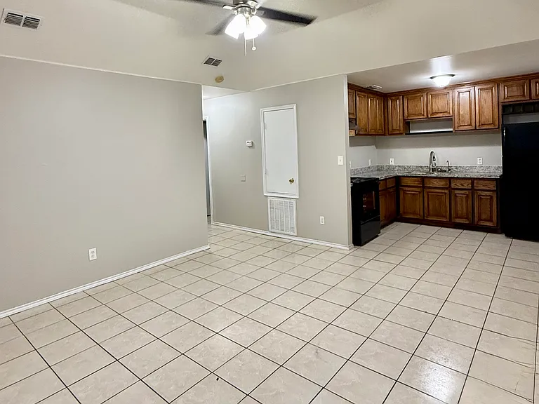 2314 La Feria Rd #B — Photo 2