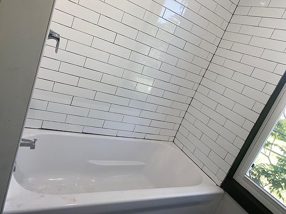 3rd image of 586 Miller Ave