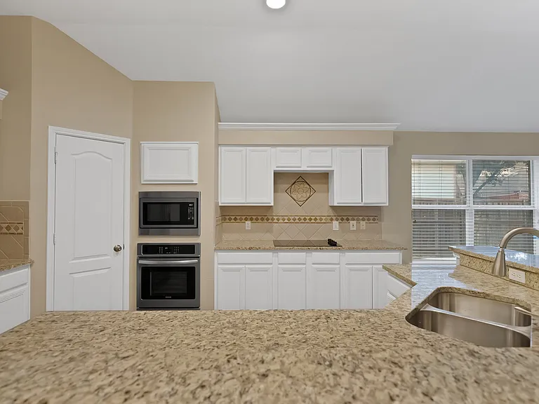 5708 McKinley Ln — Photo 13