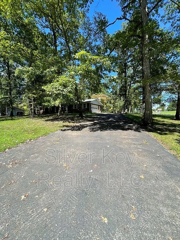3 bed, 1.0 bath, 1300 sqft, $1,695 — Photo 4