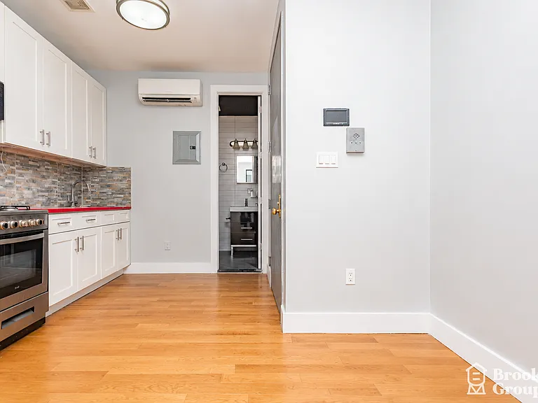 1493 Gates Ave #2D — Photo 3