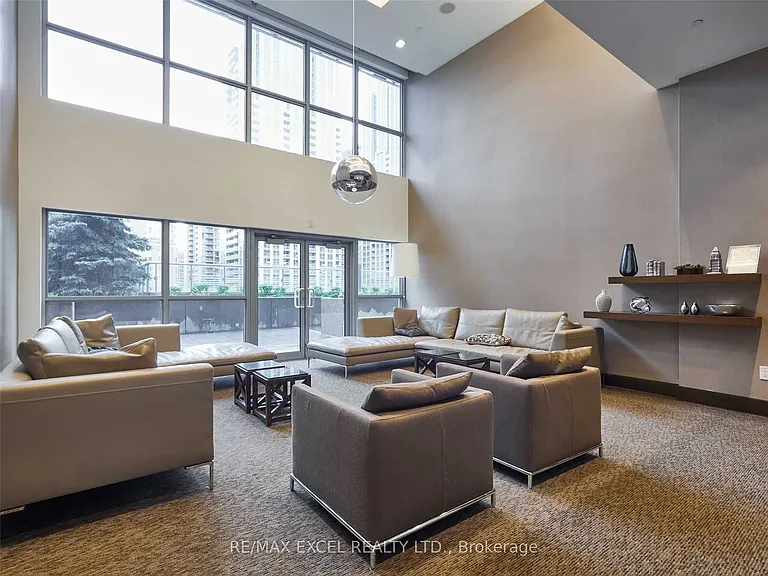 386 Yonge St #503 — Photo 31
