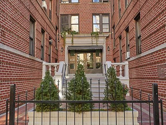 5th image of 828 Gerard Ave APT 1E