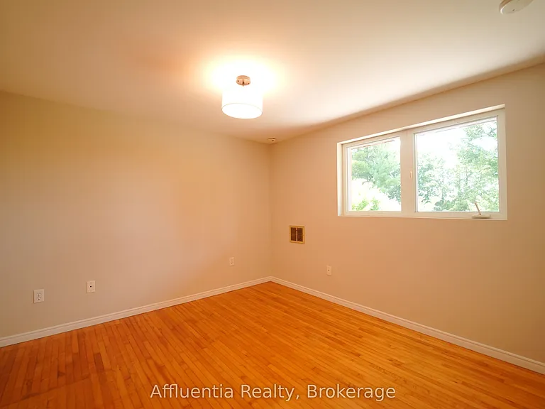 480 Elizabeth St — Photo 10