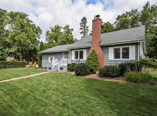 290 W Woodstock St, Crystal Lake, IL 60014