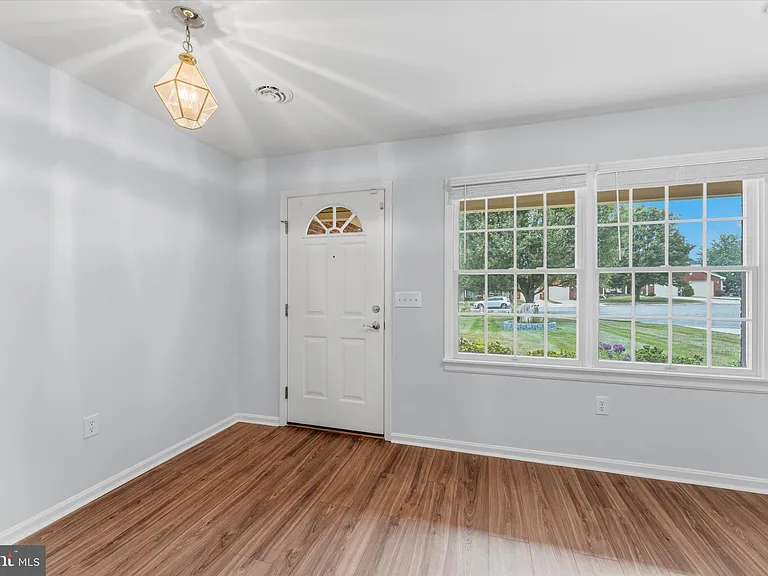 164 Chantilly Ct — Photo 5