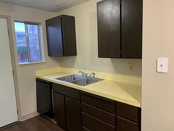 5th image of 2928 N Hogan St #1