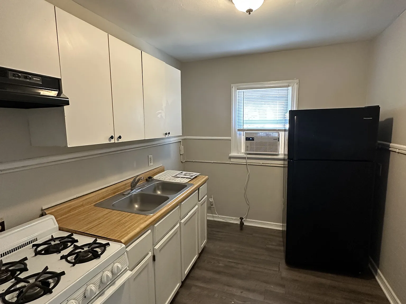 1422 Central Avenue - 3 — Photo 3